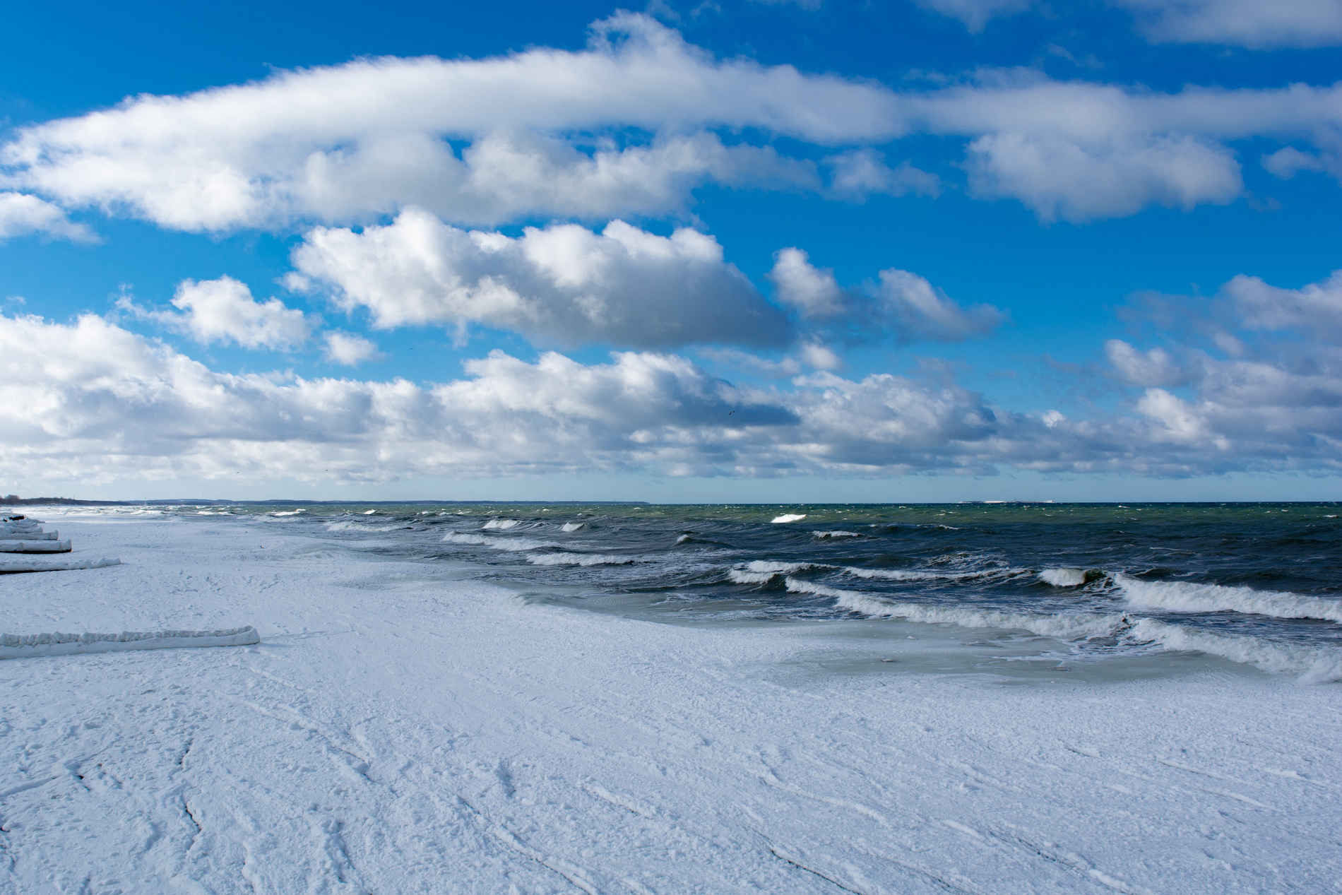Зеленоградск март 2024. Замерзшее Балтийское море. Залив, синева, море, зима. Очарование Балтики.